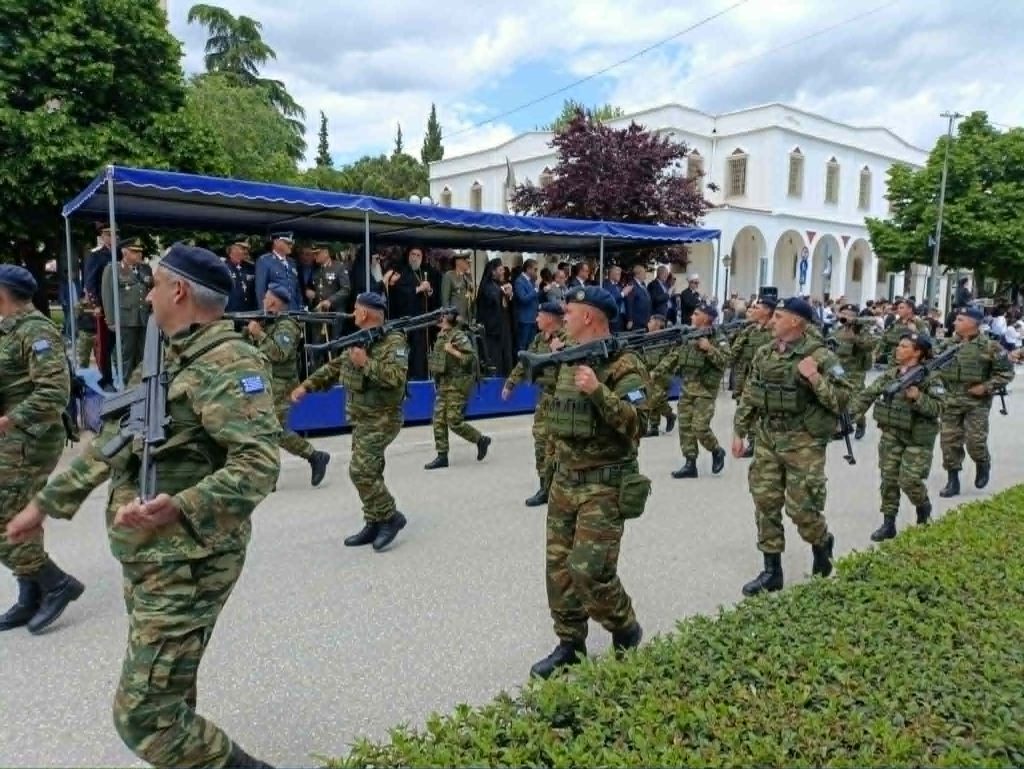 «Ελευθέρια Κομοτηνής»: Η παρέλαση ενώπιον του Κωνσταντίνου Γκιουλέκα και του Δημήτρη Νατσιού