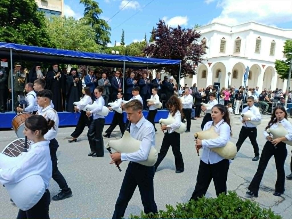 «Ελευθέρια Κομοτηνής»: Η παρέλαση ενώπιον του Κωνσταντίνου Γκιουλέκα και του Δημήτρη Νατσιού