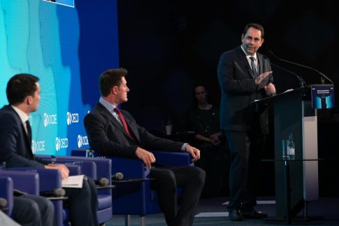 Είκοσι πορτρέτα προσωπικοτήτων ζωγραφισμένα στο 12<sup>ο</sup> γυμνάσιο Λαρίσης