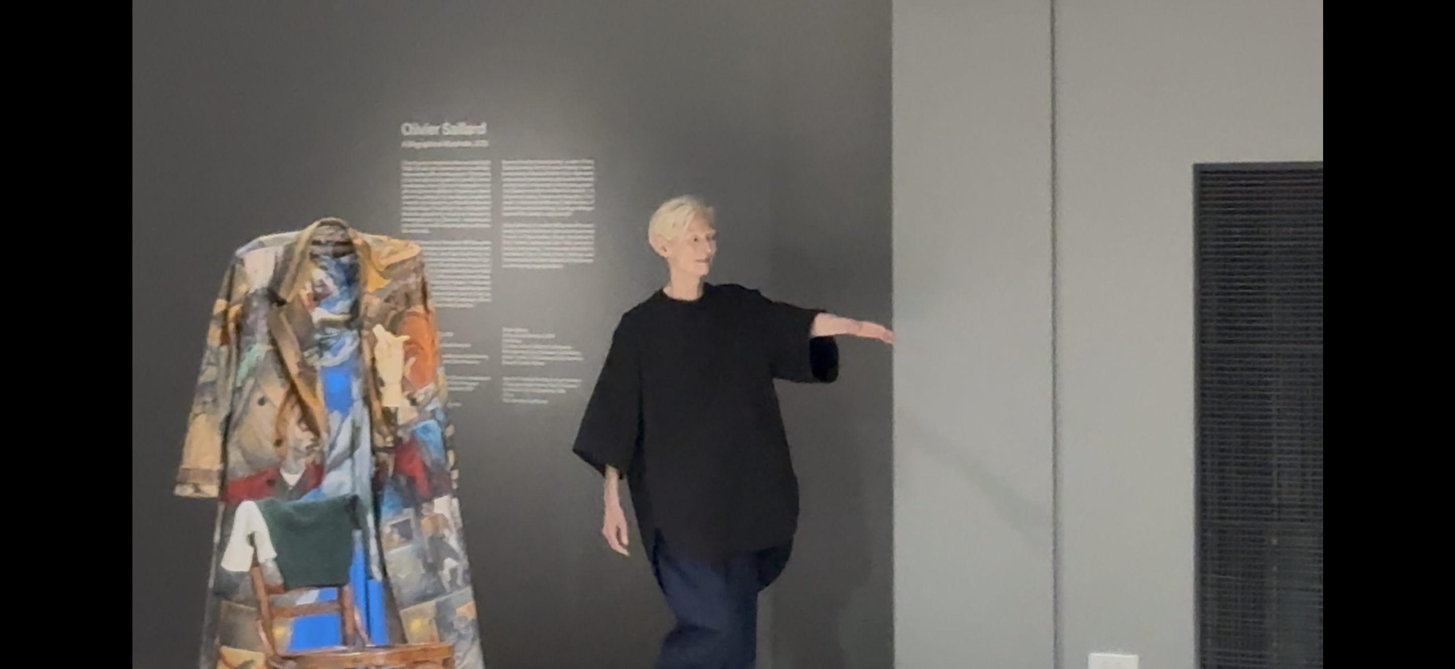tilda-01 Τίλντα Σουίντον: Ακατάστατες σκέψεις για τακτοποιημένα ρούχα σε μια ντουλάπα μνήμης (στο Ongoing – Onasis)