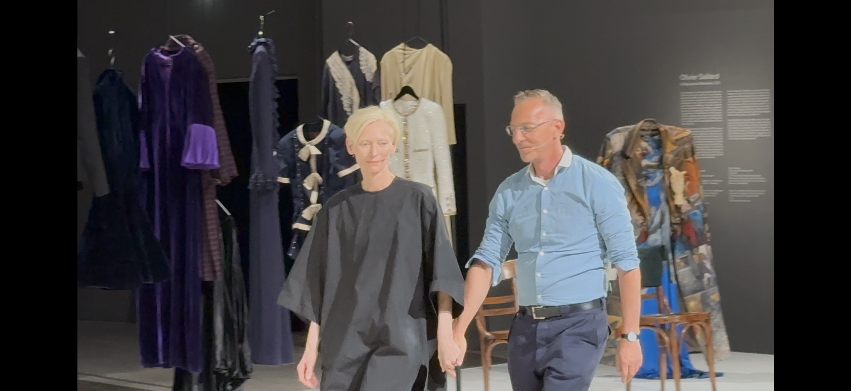 tilda-02 Τίλντα Σουίντον: Ακατάστατες σκέψεις για τακτοποιημένα ρούχα σε μια ντουλάπα μνήμης (στο Ongoing – Onasis)
