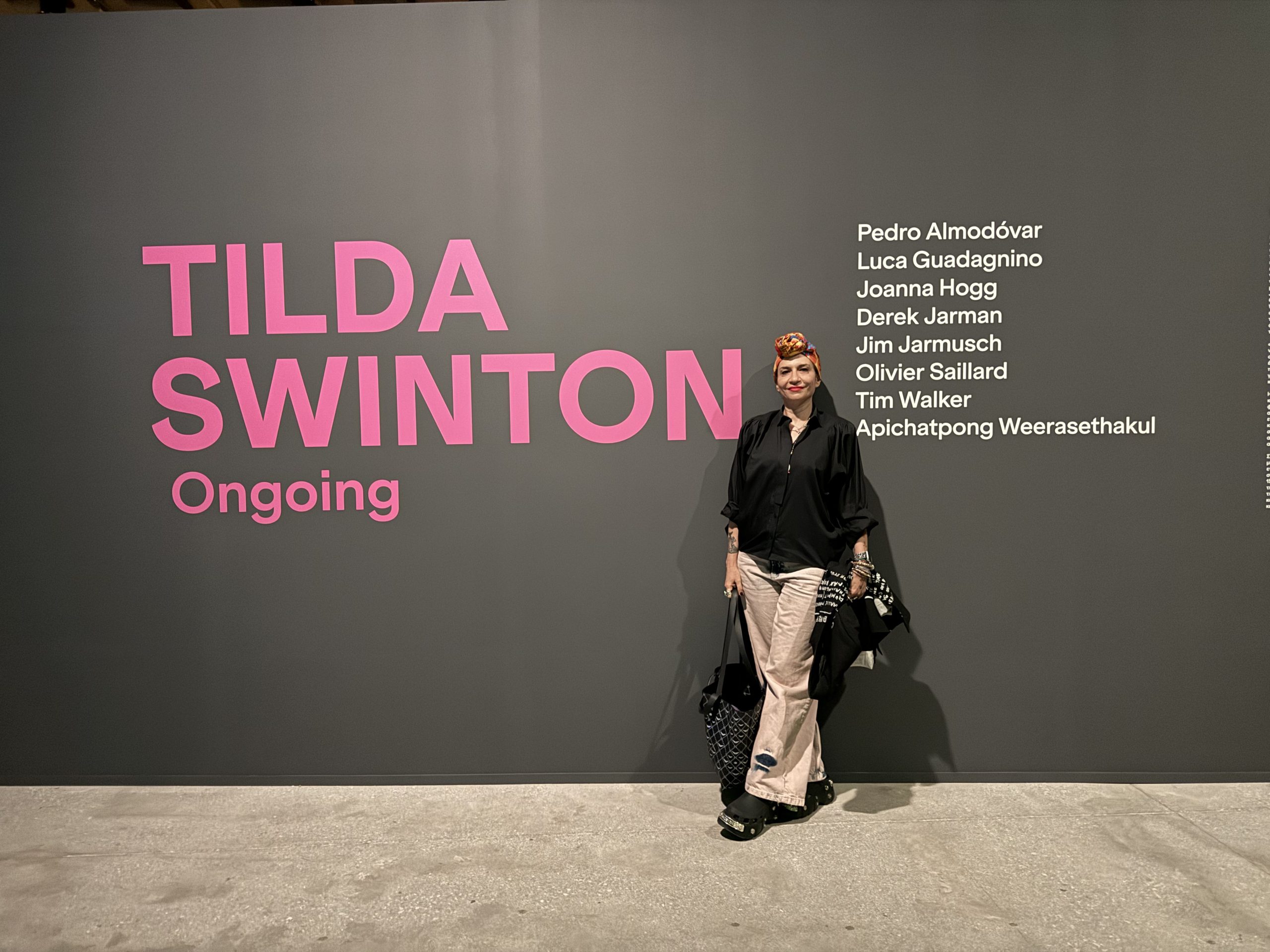 tilda-mandilara Τίλντα Σουίντον: Ακατάστατες σκέψεις για τακτοποιημένα ρούχα σε μια ντουλάπα μνήμης (στο Ongoing – Onasis)