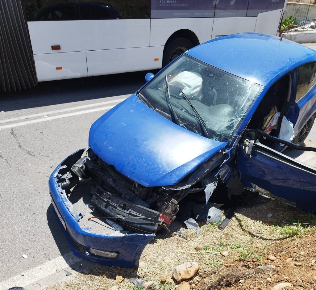 Χανιά: Μετωπική σύγκρουση λεωφορείου με ΙΧ με έναν τραυματία