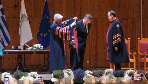 Κομοτηνή: Ο Ιλχάν Αχμέτ δώρισε βιβλία στην πρώτη βιβλιοθήκη του οικισμού Ηφαίστου