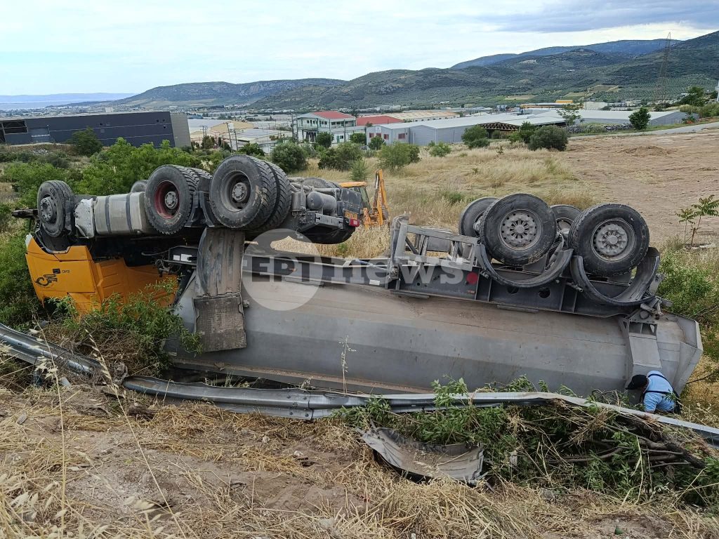 Ανατροπή φορτηγού στην είσοδο του Βόλου