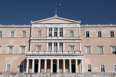 Διαψεύδουν οι ΗΠΑ ότι χτυπήθηκε πλοίο τους  – Επιμένει το Ιράν ότι επλήγη φρεγάτα κοντά στην περιοχή Τζασκ