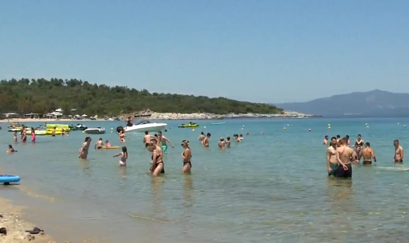 Γεμάτες κόσμο οι παραλίες της Χαλκιδικής