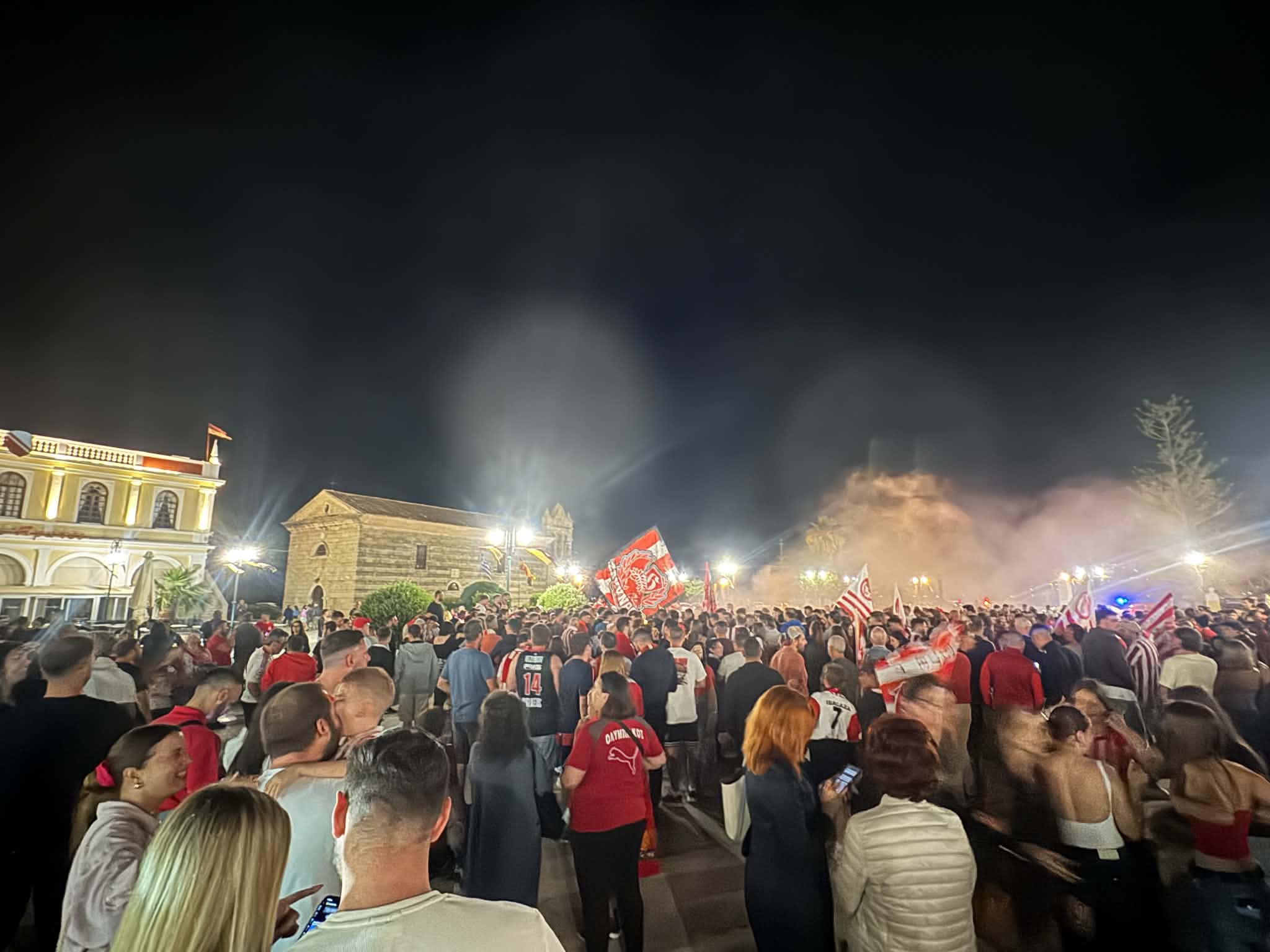 Με τραγούδια και βεγγαλικά οι πανηγυρισμοί στη Ζάκυνθο για την κατάκτηση του τροπαίου από τον Ολυμπιακό  ​