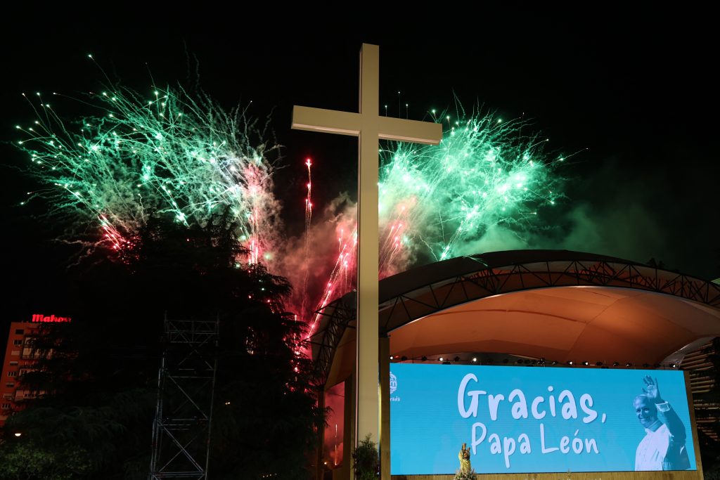 Πάπας: Αγρυπνία με πλήθος 240.000 ατόμων προς τιμήν του – «Νύχτα στα λευκά και κίτρινα» στη Μαδρίτη