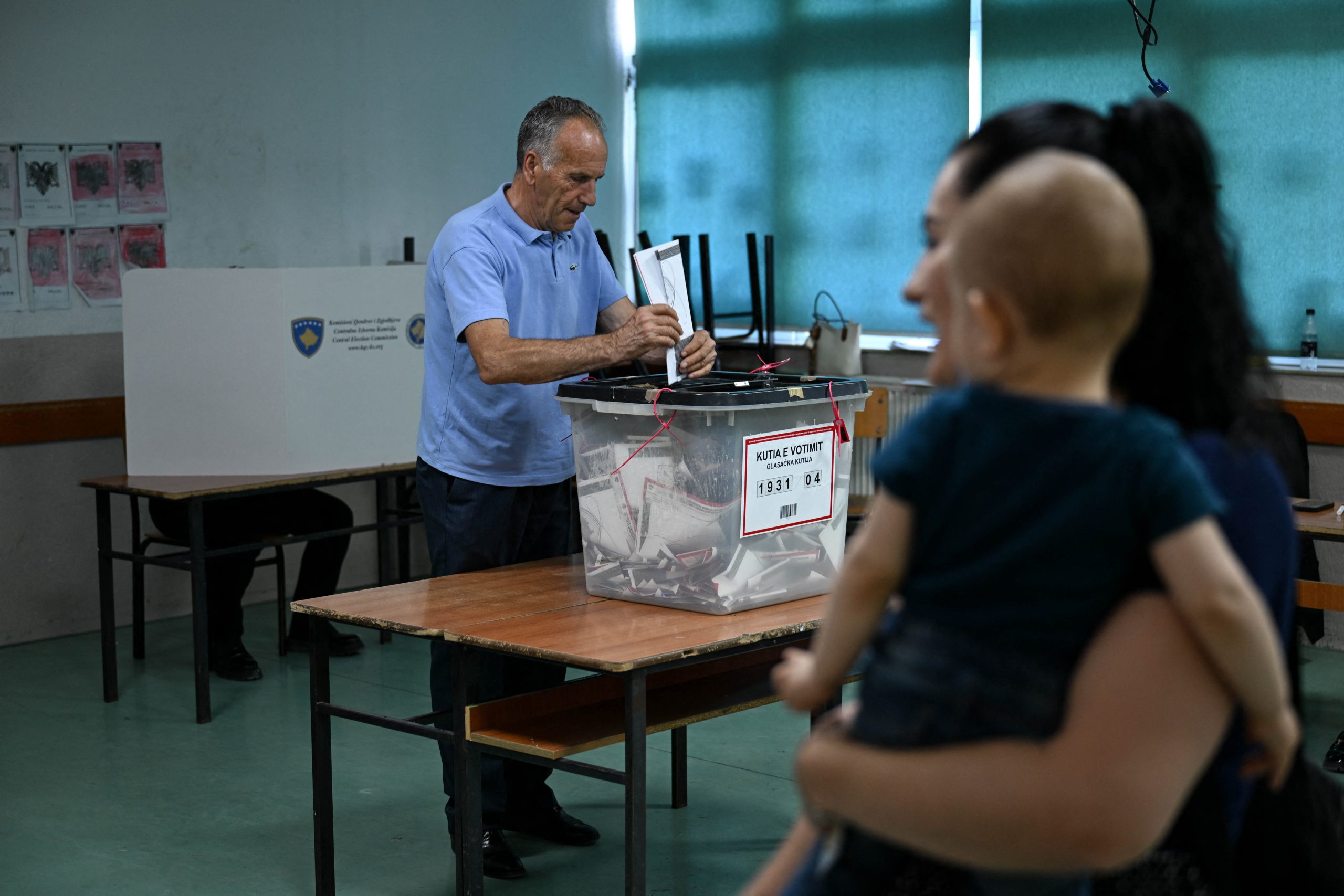 KOSOVO-POLITICS-VOTE Σερβία-Κόσοβο: Νίκη, χωρίς αυτοδυναμία για το κόμμα του Αλμπιν Κούρτι, σύμφωνα με τα exit poll