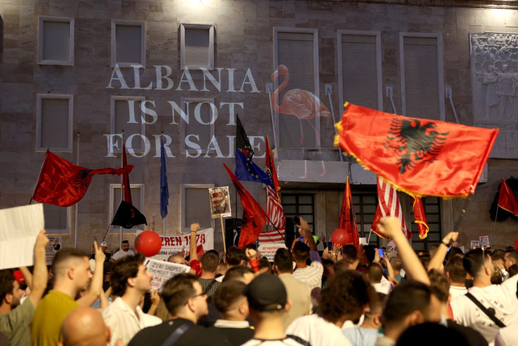Συνεχίζεται η «επανάσταση των Φλαμίνγκο» στην Αλβανία – Νέες ογκώδεις διαδηλώσεις κατά Ράμα για το τουριστικό σχέδιο που συνδέεται με την οικογένεια Τραμπ