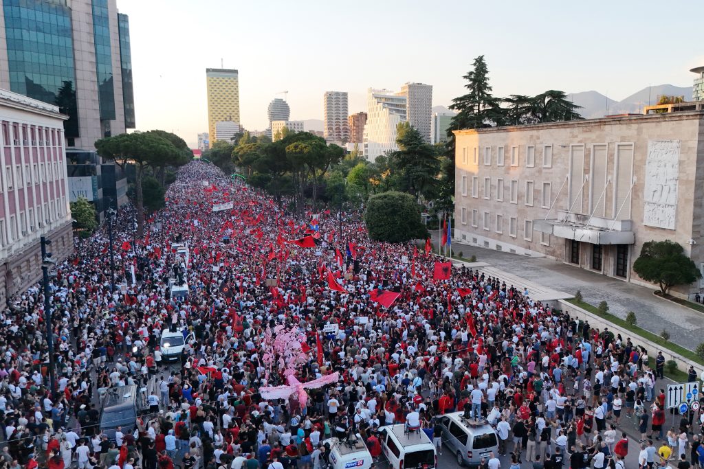 Συνεχίζεται η «επανάσταση των Φλαμίνγκο» στην Αλβανία – Νέες ογκώδεις διαδηλώσεις κατά Ράμα για το τουριστικό σχέδιο που συνδέεται με την οικογένεια Τραμπ