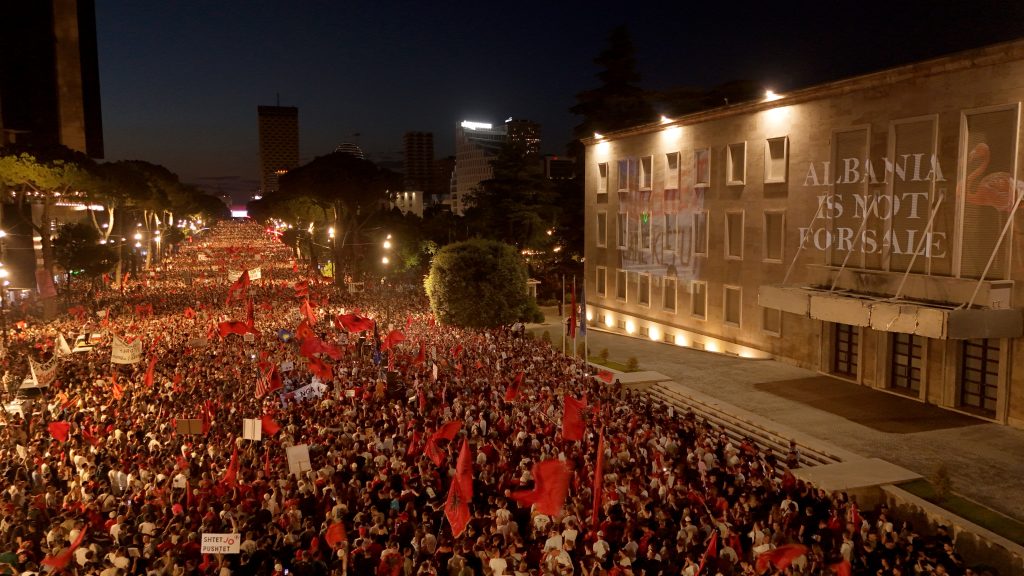 Συνεχίζεται η «επανάσταση των Φλαμίνγκο» στην Αλβανία – Νέες ογκώδεις διαδηλώσεις κατά Ράμα για το τουριστικό σχέδιο που συνδέεται με την οικογένεια Τραμπ