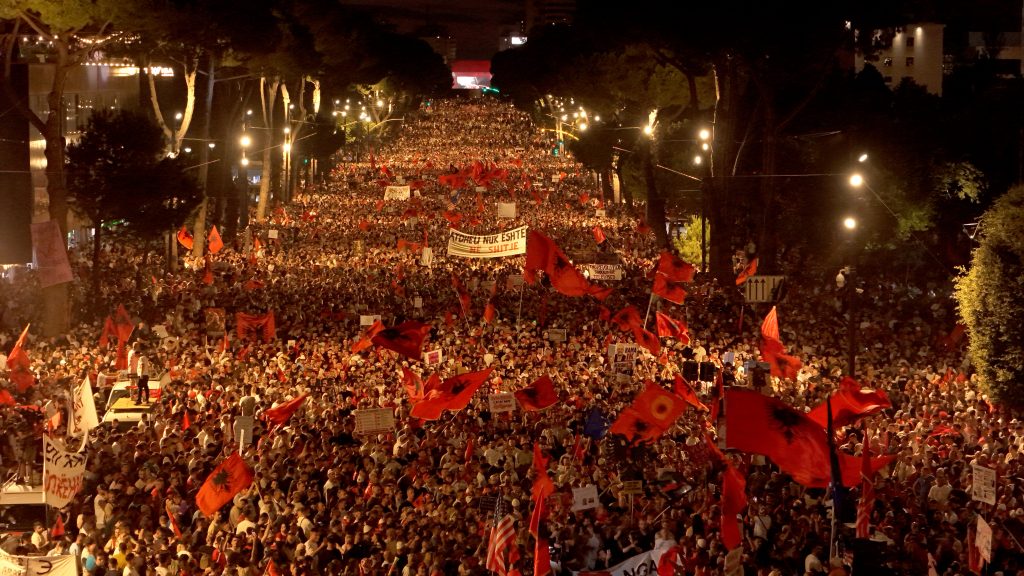 Συνεχίζεται η «επανάσταση των Φλαμίνγκο» στην Αλβανία – Νέες ογκώδεις διαδηλώσεις κατά Ράμα για το τουριστικό σχέδιο που συνδέεται με την οικογένεια Τραμπ