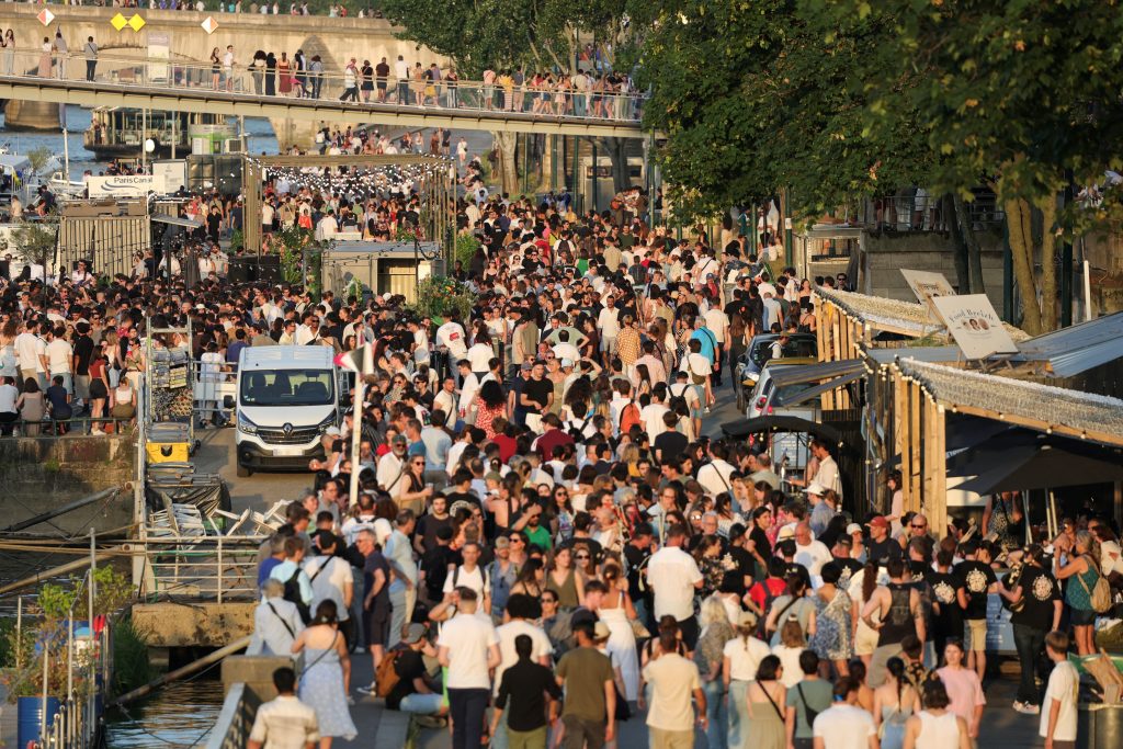 Πραγματοποιείται το ετήσιο μουσικό φεστιβάλ στη Γαλλία παρά τον καύσωνα – Σε «κόκκινο συναγερμό» η μισή χώρα τη Δευτέρα