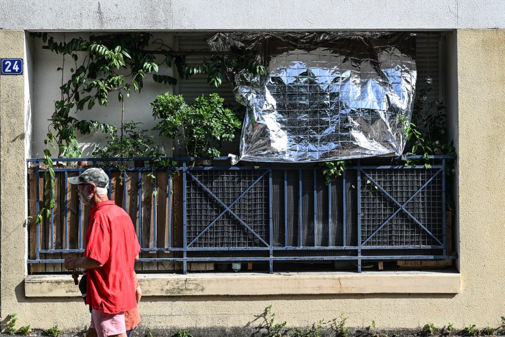 «Αυτοσχεδιάζουμε, προσαρμοζόμαστε και τα καταφέρνουμε» – Πώς οι Ευρωπαίοι αντιμετωπίζουν τον καύσωνα χωρίς κλιματιστικό