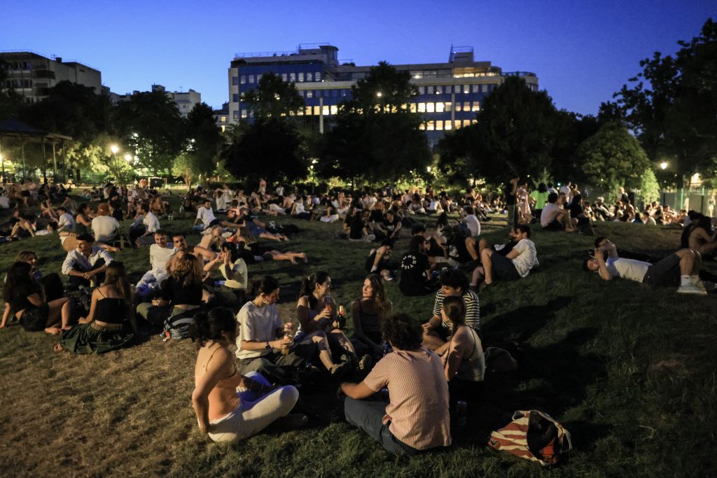 «Αυτοσχεδιάζουμε, προσαρμοζόμαστε και τα καταφέρνουμε» – Πώς οι Ευρωπαίοι αντιμετωπίζουν τον καύσωνα χωρίς κλιματιστικό