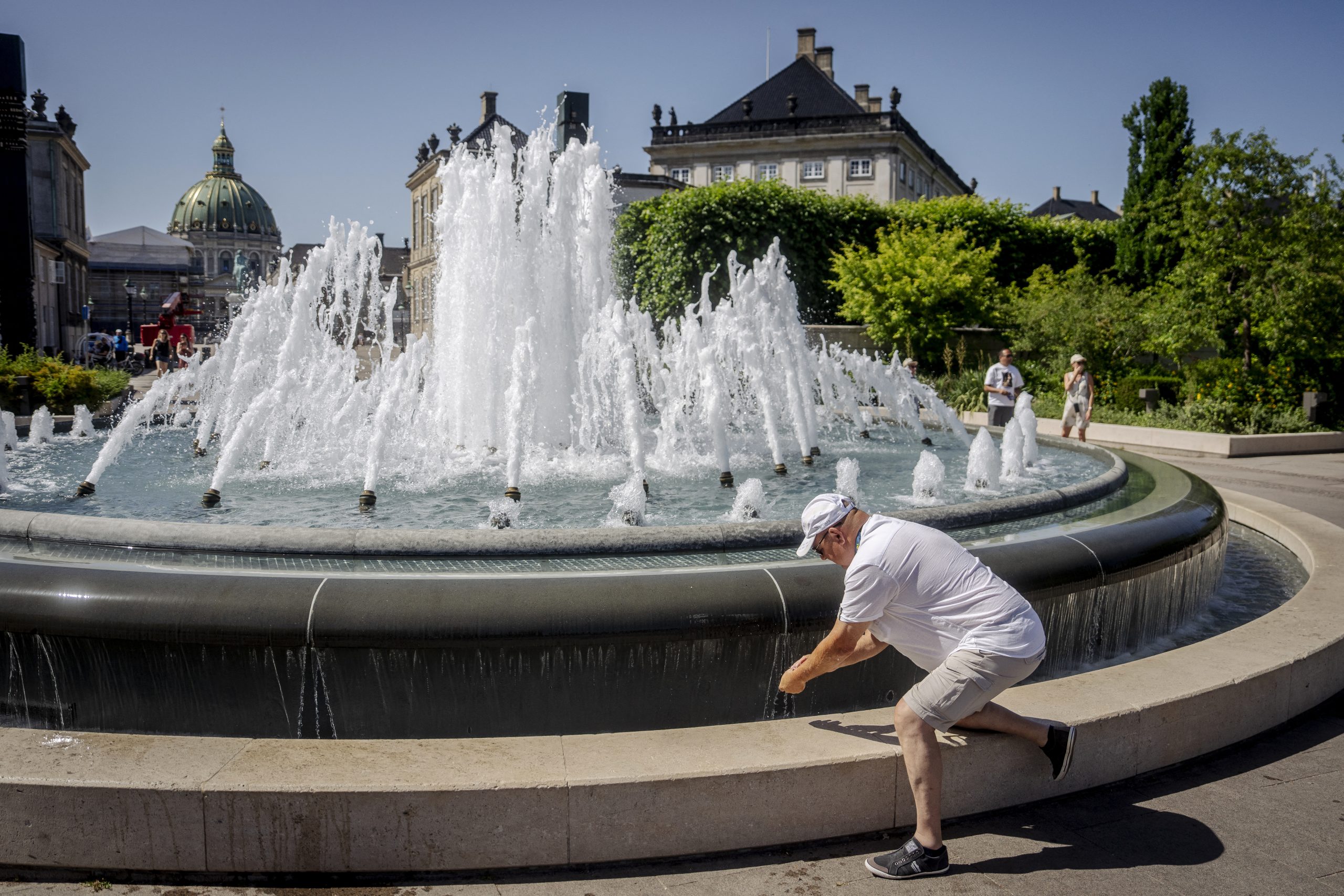 DENMARK-EUROPE-WEATHER-HEAT Καύσωνας ρεκόρ σαρώνει την Ευρώπη – Πού θα φτάσει ο υδράργυρος στην Ελλάδα