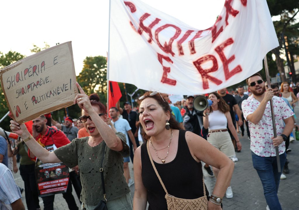 Αλβανία: Διαδηλωτές πέταξαν αυγά σε βουλευτές – Διαμαρτυρία κατά του νόμου που ευνοεί τουριστικές επενδύσεις σε προστατευόμενες περιοχές
