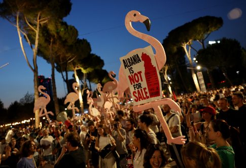 Θεσσαλονίκη: Ένας νεκρός στη φωτιά στο Δερβένι, απεγκλωβίστηκε γυναίκα με εγκαύματα – Οι φλόγες απειλούν τη Λητή