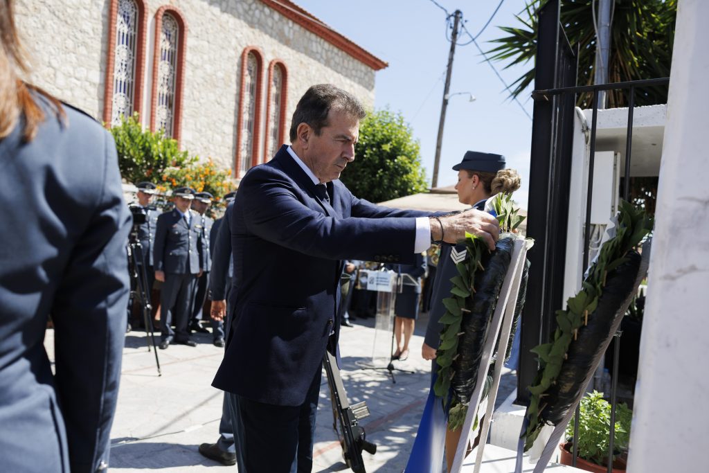 Χαλκιδική: Αποκαλυπτήρια μνημείου για την αστυνομικό Μαρία Ζαφείρη- Μ. Χρυσοχοΐδης: «Τιμάμε τη μνήμη μιας σπουδαίας γυναίκας»