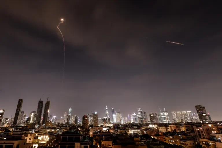 IRGC: Το Ιράν εξαπέλυσε πυραύλους και drones κατά 