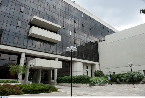Καταλύματα για αδέσποτα σκυλιά από παλιά υλικά του ΔΕΔΔΗΕ