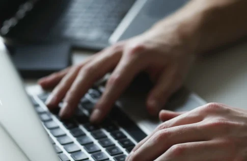 Ο Γιώργος Θωμόπουλος στο Λύκειο των Ελληνίδων Βόλου για τον «Πολιορκητή Δημήτριο»