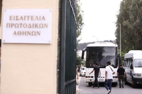 Προφυλακίστηκε ο 65χρονος Ιταλός για το διπλό φονικό στο Αίγιο – «Αγαπούσα τη Μαρία και τον γιο της», υποστήριξε στην απολογία του
