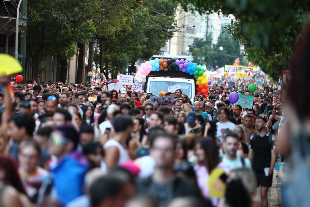 Athens Pride 2026: Γέμισε χρώμα το κέντρο της Αθήνας – Χιλιάδες άνθρωποι έδωσαν δυναμικό παρών