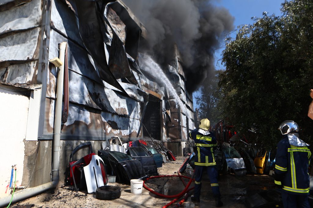 Φωτιά σε κατάστημα με ανταλλακτικά αυτοκινήτων στο Μενίδι – Ισχυρές δυνάμεις της Πυροσβεστικής στο σημείο