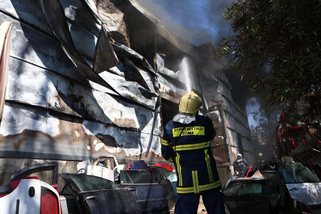 Φωτιά σε κατάστημα με ανταλλακτικά αυτοκινήτων στο Μενίδι – Ισχυρές δυνάμεις της Πυροσβεστικής στο σημείο