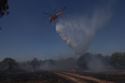 Λέσβος: Επί ποδός η Πυροσβεστική για διάσωση Βέλγου τουρίστα στον καταρράκτη Μαν Κάτσα