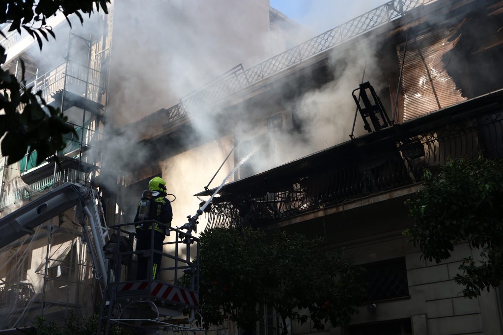 Φωτιά στην Καλλιθέα: «Να ‘ναι καλά τα παιδιά, με κράτησαν» λέει αποκλειστικά η 75χρονη στο ΕΡΤnews – Η σωτήρια παρέμβαση του διερχόμενου διανομέα