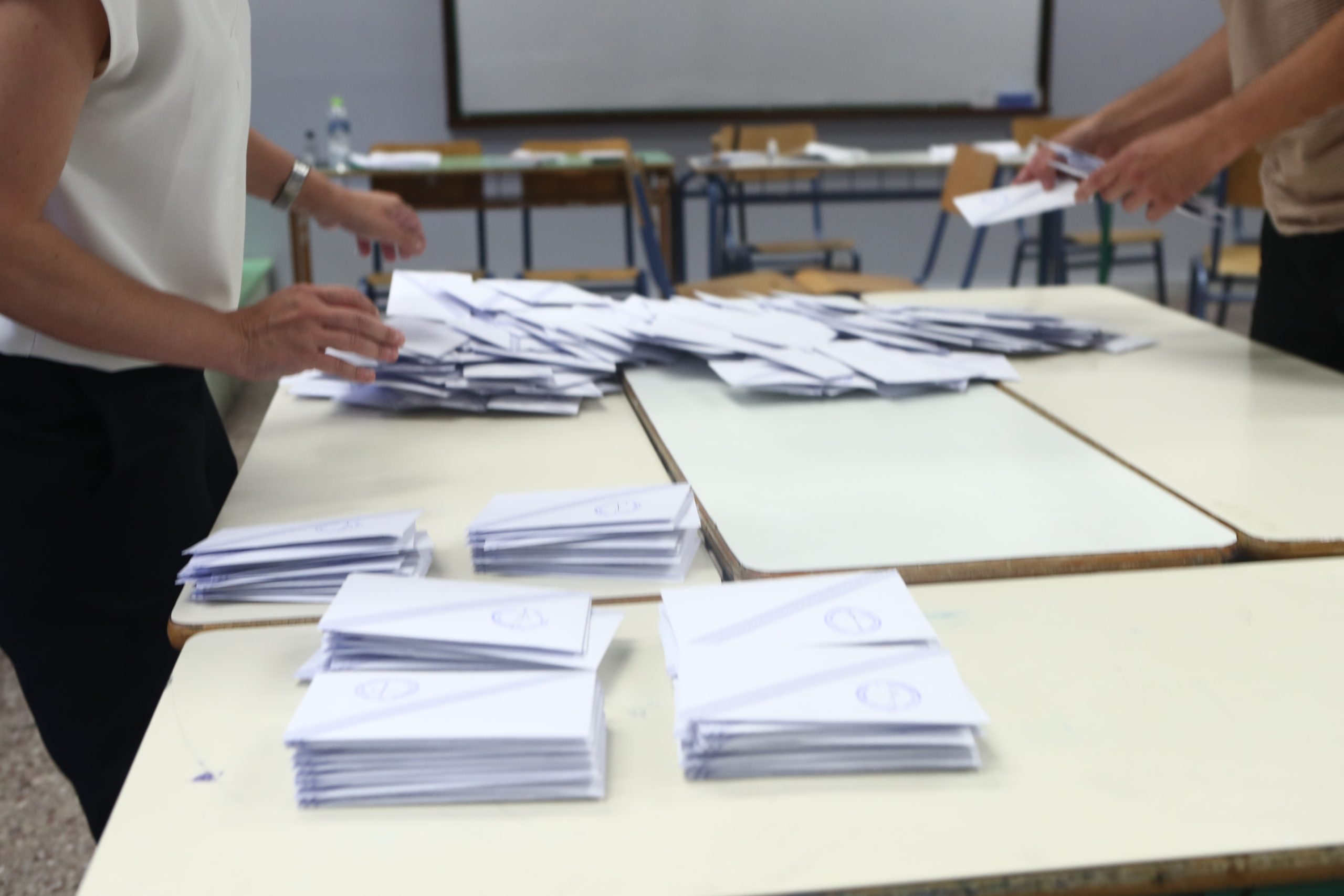 Δημοσκόπηση: Στο 28,5 φτάνει η ΝΔ στην εκτίμηση ψήφου, 15,2% η ΕΛ.Α.Σ., τρίτο κόμμα το ΠΑΣΟΚ