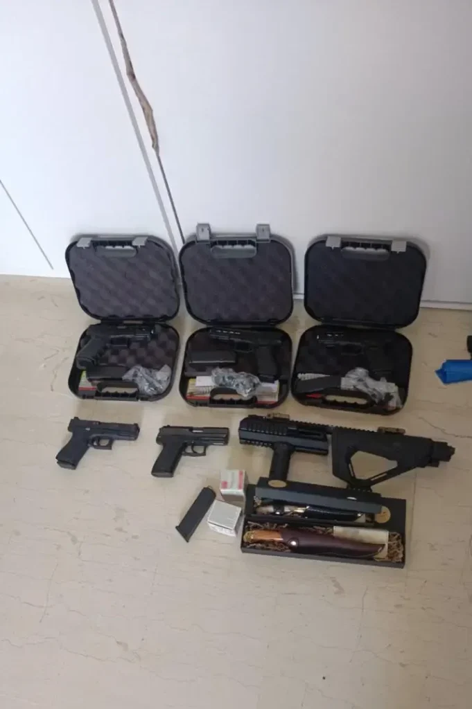 Εξάρθρωση εγκληματική οργάνωσης στη Ζάκυνθο: Έκρυβαν ολόκληρο «οπλοστάσιο» σε ενοικιαζόμενα δωμάτια