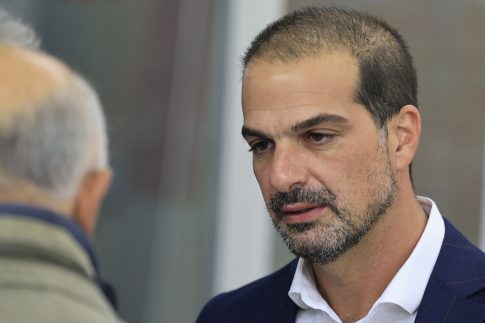 Βενεζουέλα: Αδειάζει η κλεψύδρα για τους 50.000 εγκλωβισμένους – Φουντώνει η οργή: «Άστε τα όπλα και πιάστε τα φτυάρια»