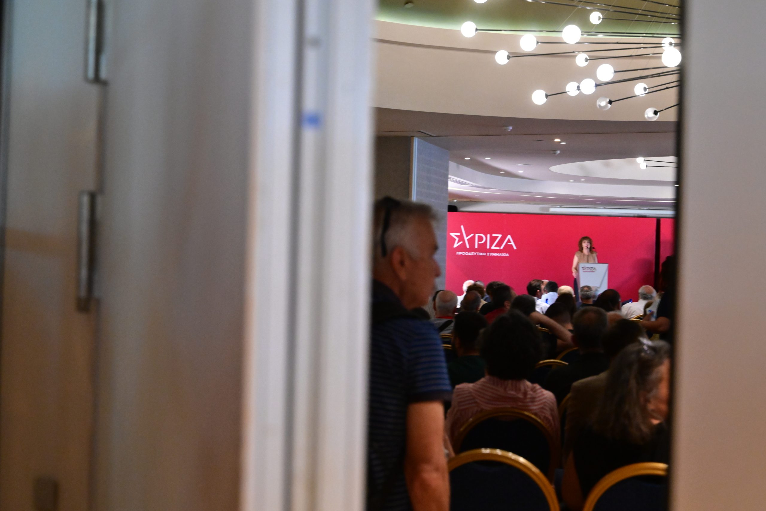 Πάνω σε «κινούμενη άμμο» η αριστερά: Στο άγνωστο ο ΣΥΡΙΖΑ, έ