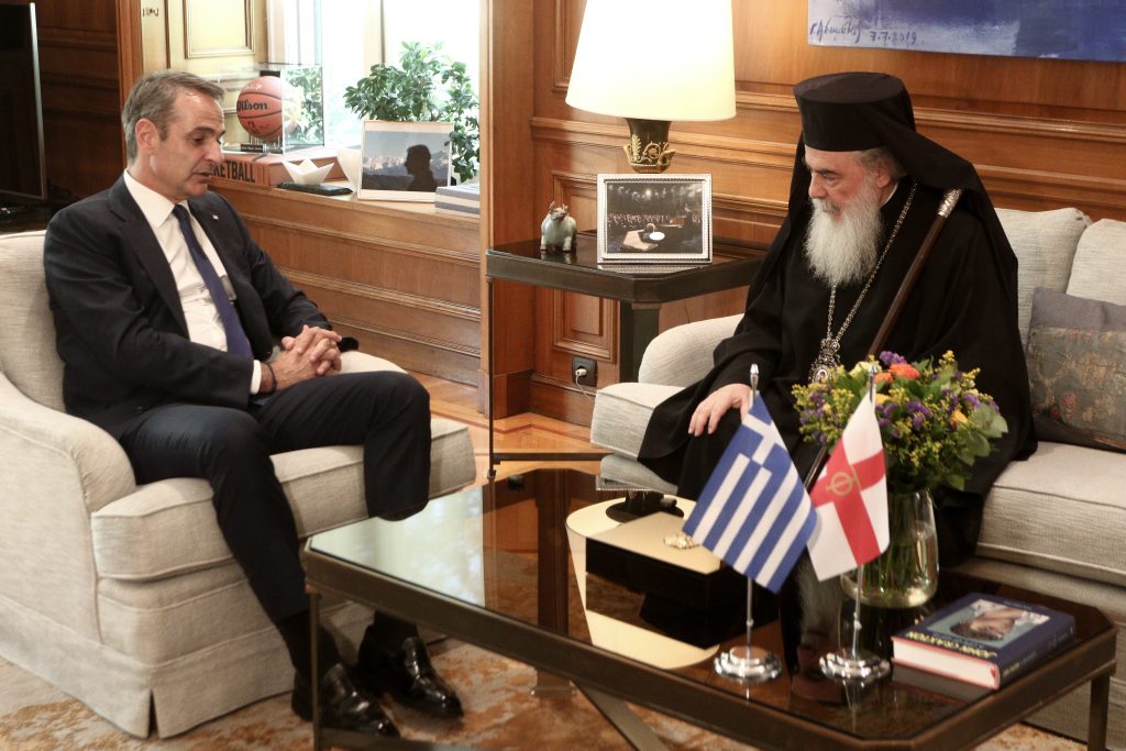 Συνάντηση Μητσοτάκη με τον Πατριάρχη Ιεροσολύμων: Στήριξη της Αθήνας στους Ελληνορθόδοξους πληθυσμούς της Μέσης Ανατολής