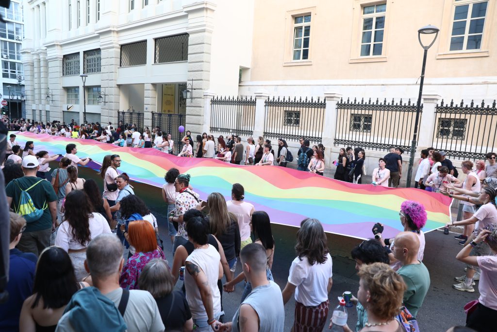 Athens Pride 2026: Γέμισε χρώμα το κέντρο της Αθήνας – Χιλιάδες άνθρωποι έδωσαν δυναμικό παρών