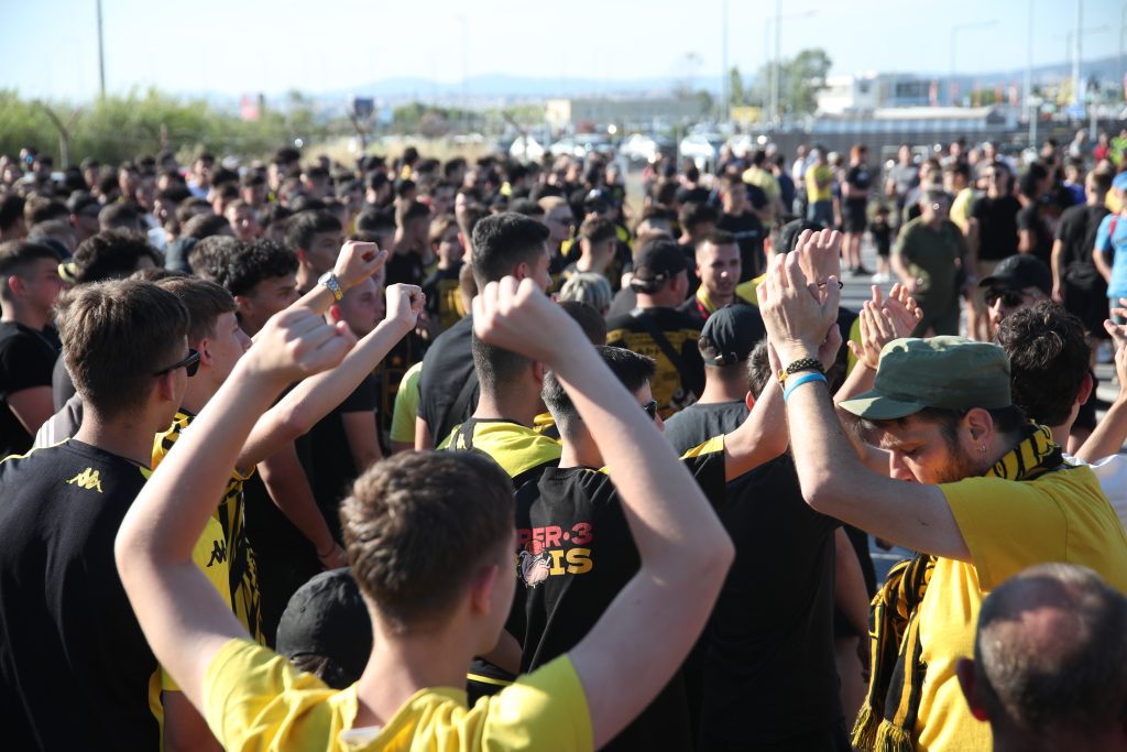 «Πάτησε» Θεσσαλονίκη ο Σπανούλης: «Κιτρίνισε» το αεροδρόμιο «Μακεδονία» από χιλιάδες φιλάθλους