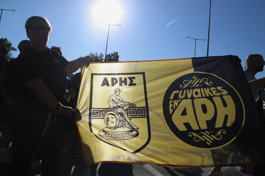 «Πάτησε» Θεσσαλονίκη ο Σπανούλης: «Κιτρίνισε» το αεροδρόμιο «Μακεδονία» από χιλιάδες φιλάθλους
