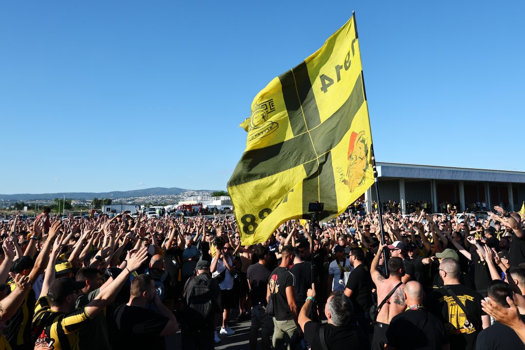 Χιλιάδες Αρειανοί στο αεροδρόμιο «Μακεδονία» για την άφιξη Σπανούλη-«Μπλόκαραν» οι γύρω δρόμοι