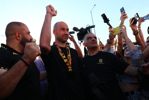 Χιλιάδες Αρειανοί στο αεροδρόμιο «Μακεδονία» για την άφιξη Σπανούλη-«Μπλόκαραν» οι γύρω δρόμοι