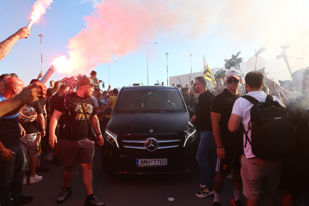 «Πάτησε» Θεσσαλονίκη ο Σπανούλης: «Κιτρίνισε» το αεροδρόμιο «Μακεδονία» από χιλιάδες φιλάθλους