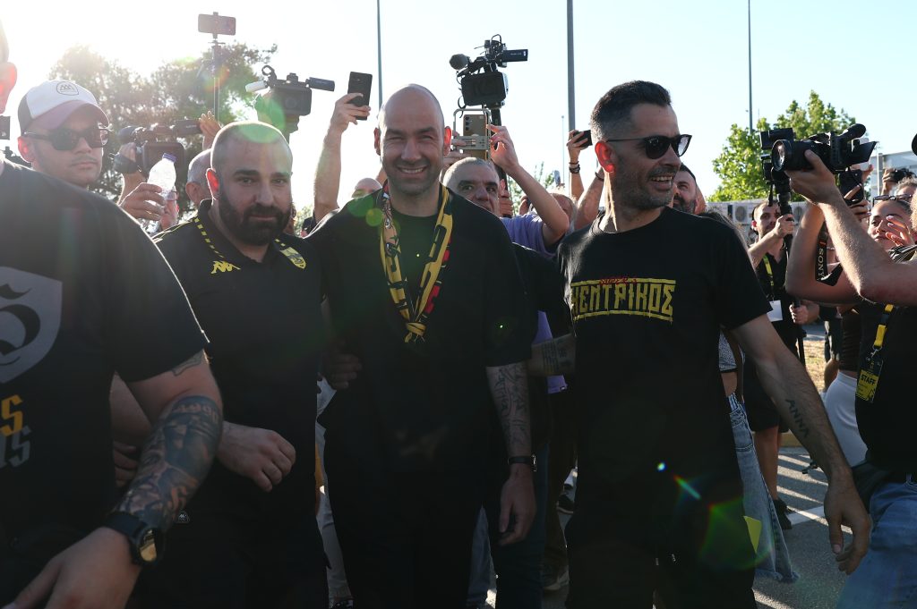 «Πάτησε» Θεσσαλονίκη ο Σπανούλης: «Κιτρίνισε» το αεροδρόμιο «Μακεδονία» από χιλιάδες φιλάθλους