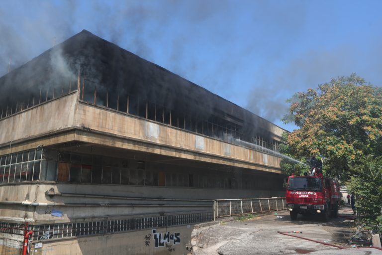 Φωτιά σε εργοστάσιο στο Αιγάλεω: Κατέρρευσε τμήμα της οροφής ενώ επιχειρούσαν πυροσβέστες