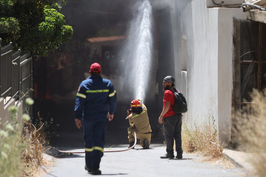 Ηράκλειο: Πυρκαγιά σε προαύλιο εργοστασίου απειλεί κατοικίες – Ήχησε το «112» για τους πυκνούς καπνούς