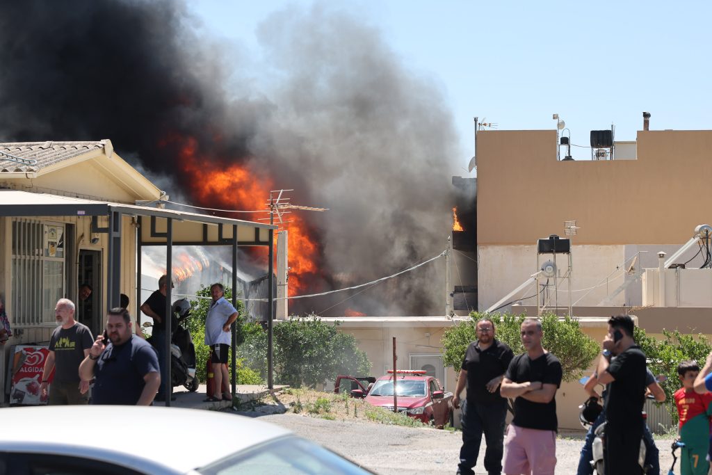 Ηράκλειο: Πυρκαγιά σε προαύλιο εργοστασίου απειλεί κατοικίες – Ήχησε το «112» για τους πυκνούς καπνούς