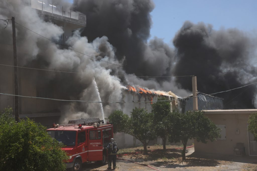 Ηράκλειο: Πυρκαγιά σε προαύλιο εργοστασίου απειλεί κατοικίες – Ήχησε το «112» για τους πυκνούς καπνούς